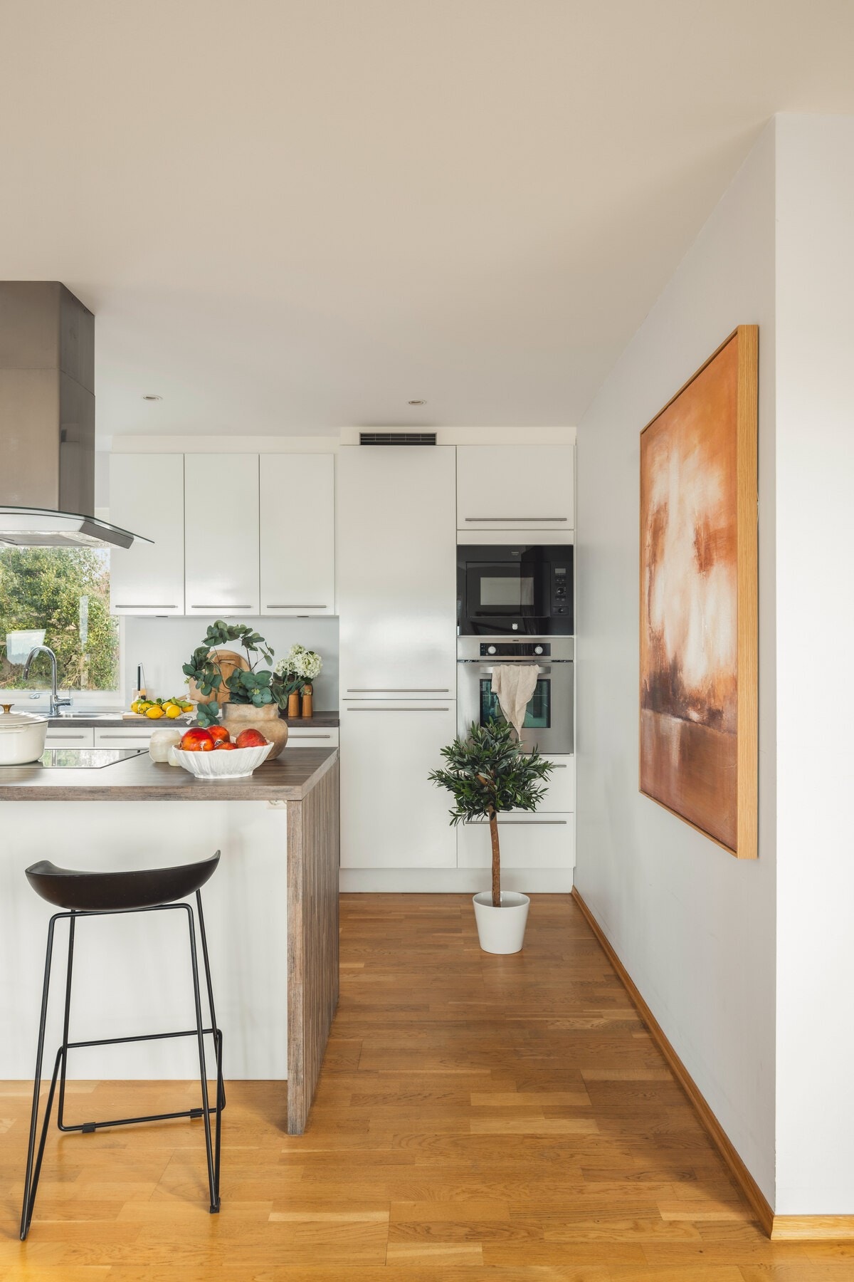 Glatte fronter med laminat benkeplate. Galleribilde