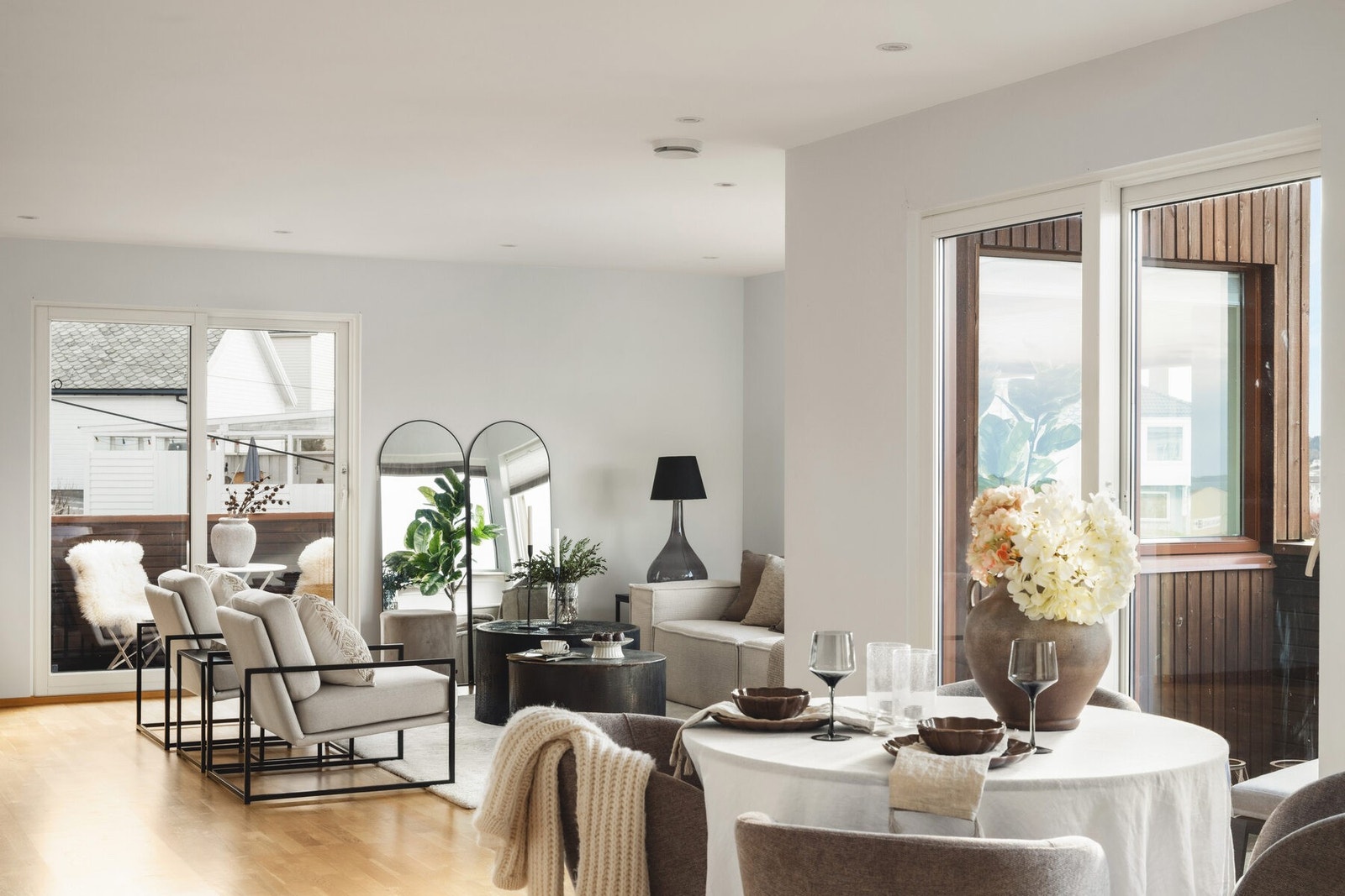 Lys og delikat stue med parkett på gulv og listfrie overganger for moderne uttrykk. Galleribilde