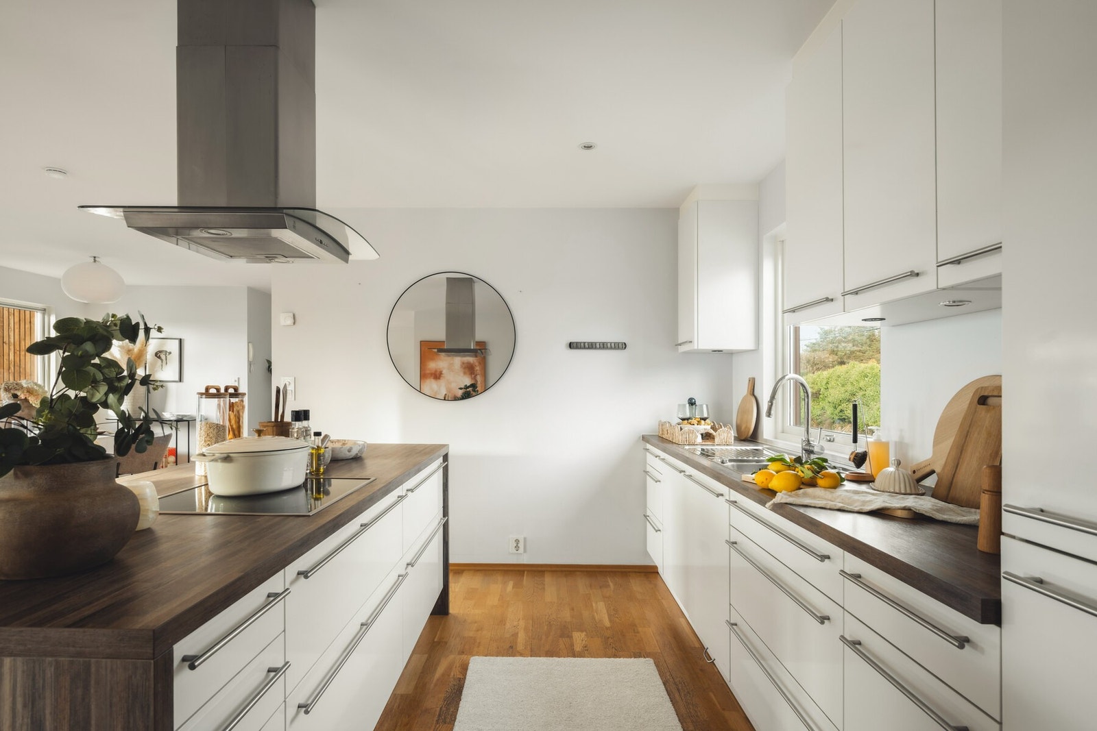 Innredet med integrerte hvitevarer som kjøleskap, fryseskap, oppvaskmaskin, platetopp, stekeovn og microbølgeovn. Galleribilde