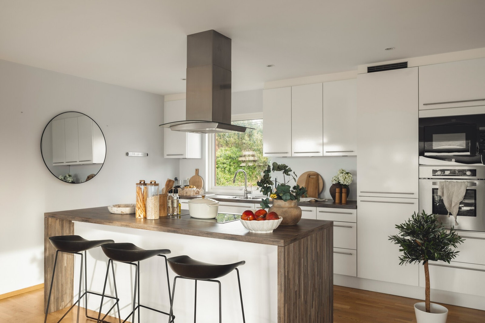 Ventilator med avtrekk ut, noe som bidrar til et godt inneklima under matlaging. Galleribilde