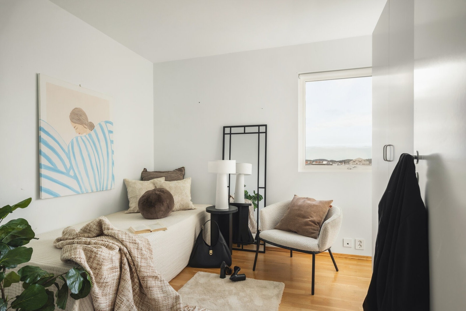 Det andre soverommet er noe mindre, perfekt som gjesterom. Galleribilde