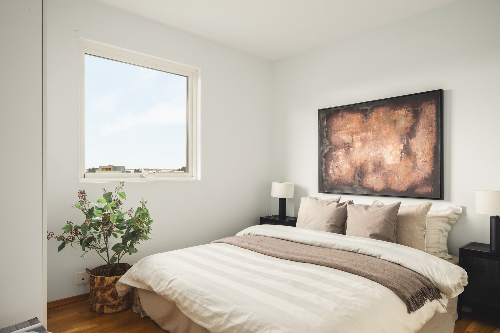 Hovedsoverom som gir fleksibilitet til møblering og oppbevaring. Galleribilde