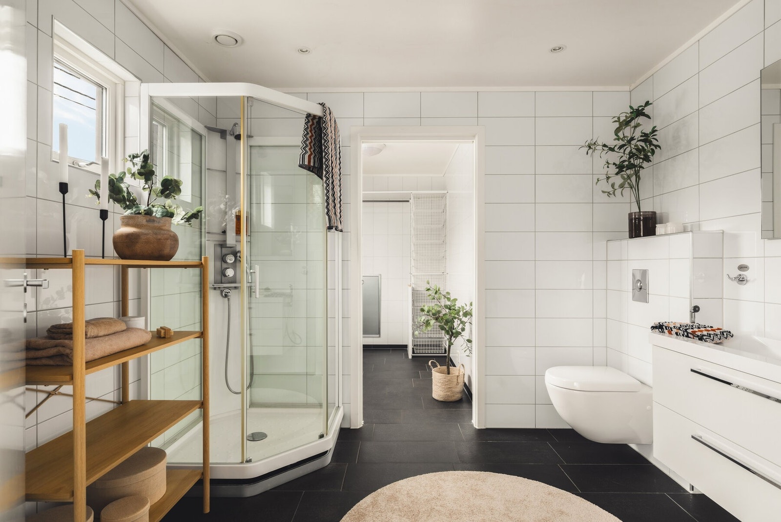 Helfliset bad med vannbåren varme. Et deilig sted å starte dagen. Galleribilde