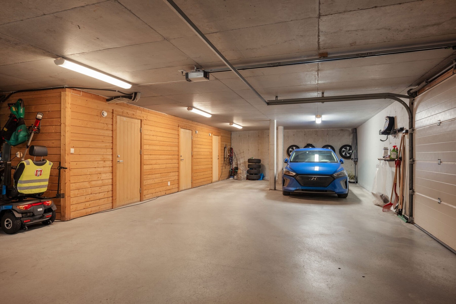 Parkeringsplass i lukket garasjeanlegg. Galleribilde