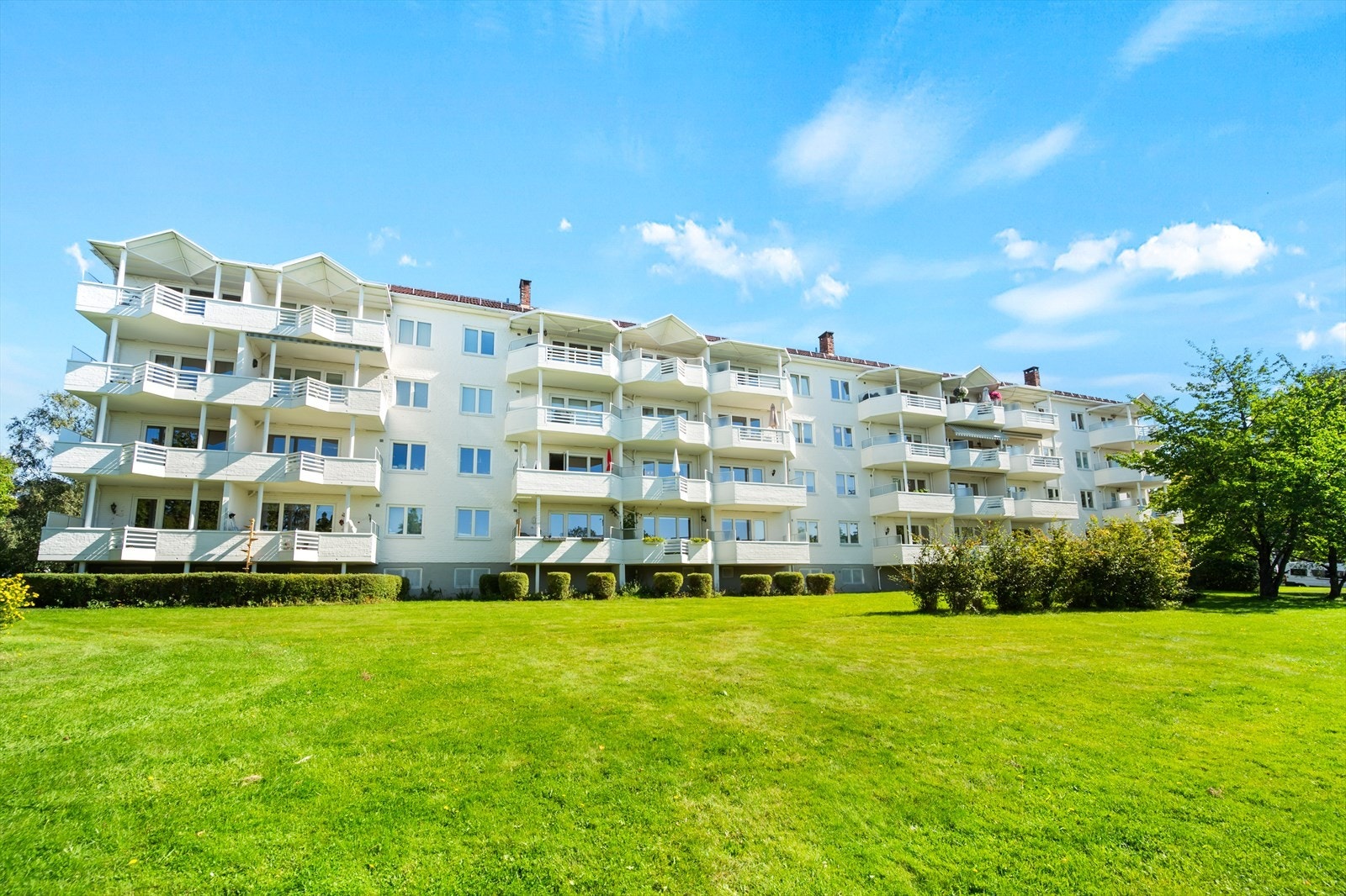 - Fasaden på sommeren - Galleribilde