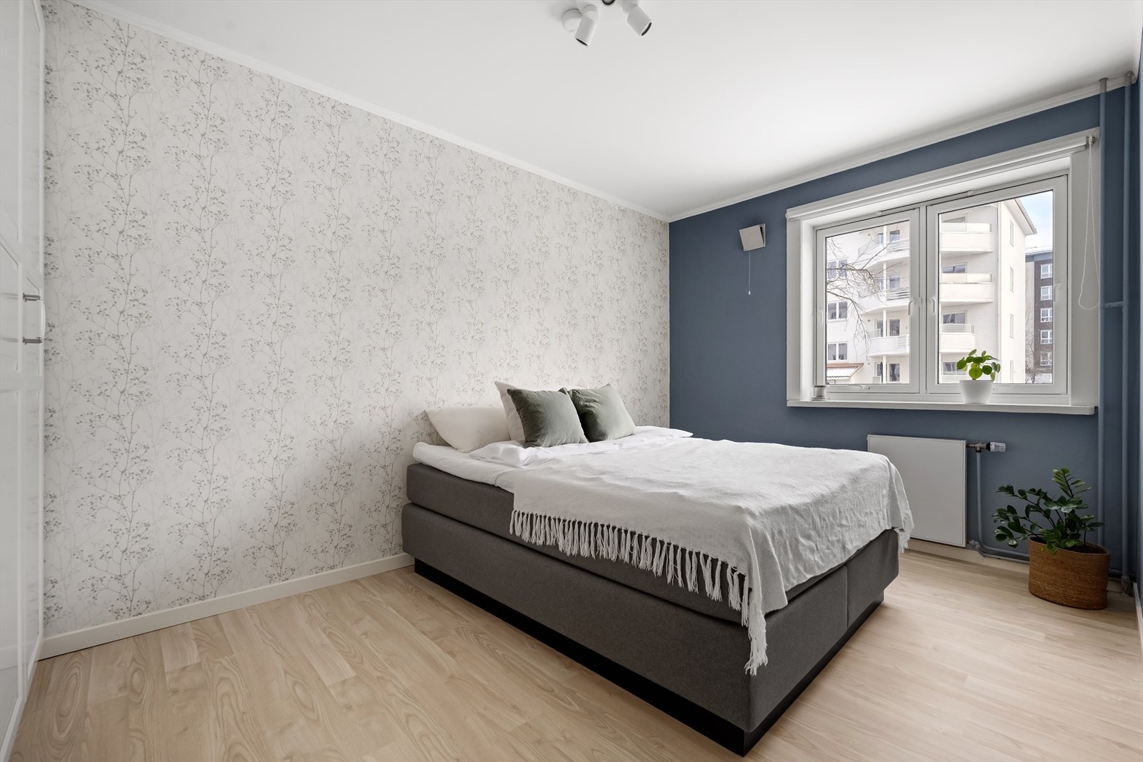 - Soverommet er av god størrelse med god plass til dobbeltseng, garderobeskap og øvrig ønsket møblement - Galleribilde