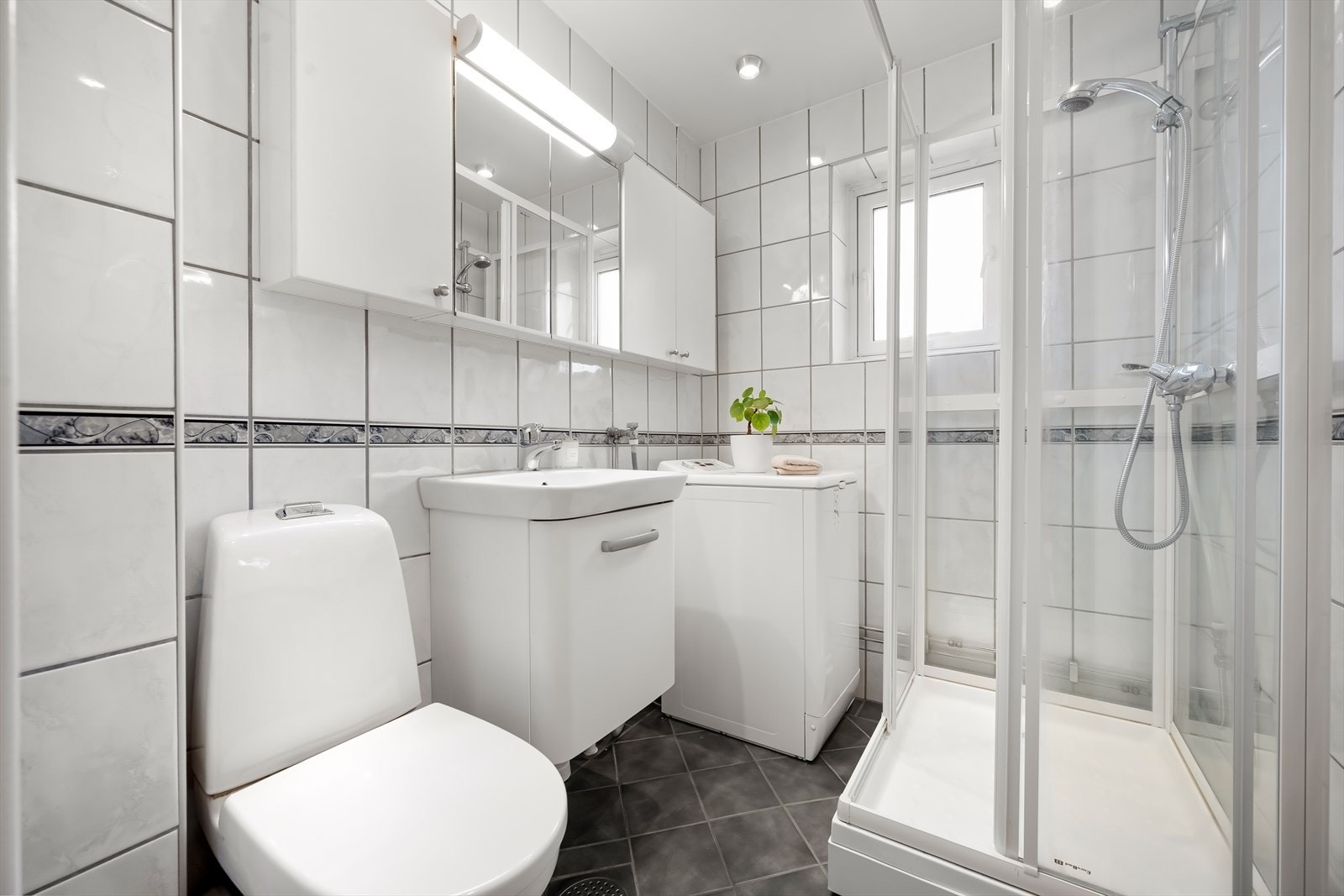 - Lyst, helfliset bad med gulvvarme - Galleribilde