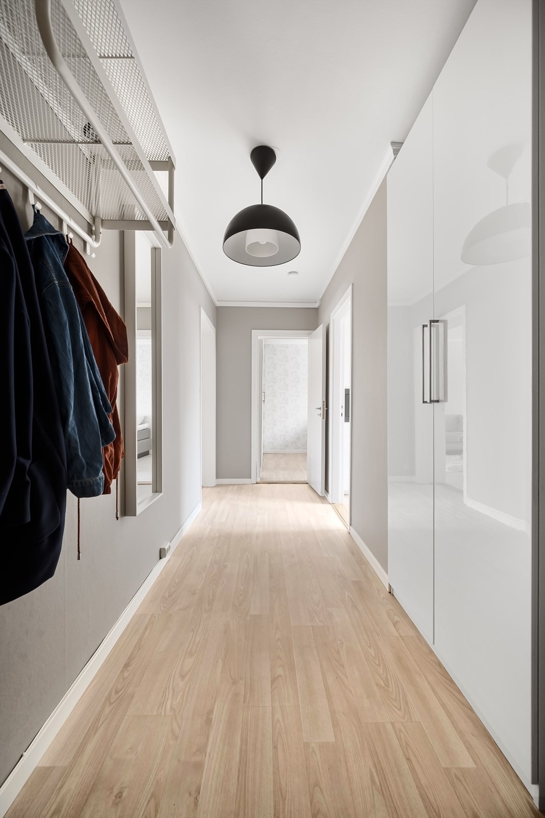 - Velkommen inn i en lys og romslig entré - Galleribilde