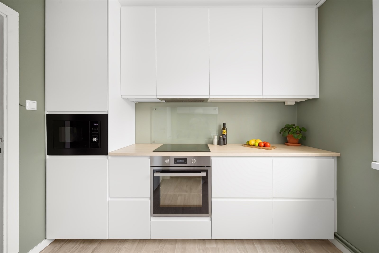 - Her har du rikelig med skap- og benkeplass - Galleribilde