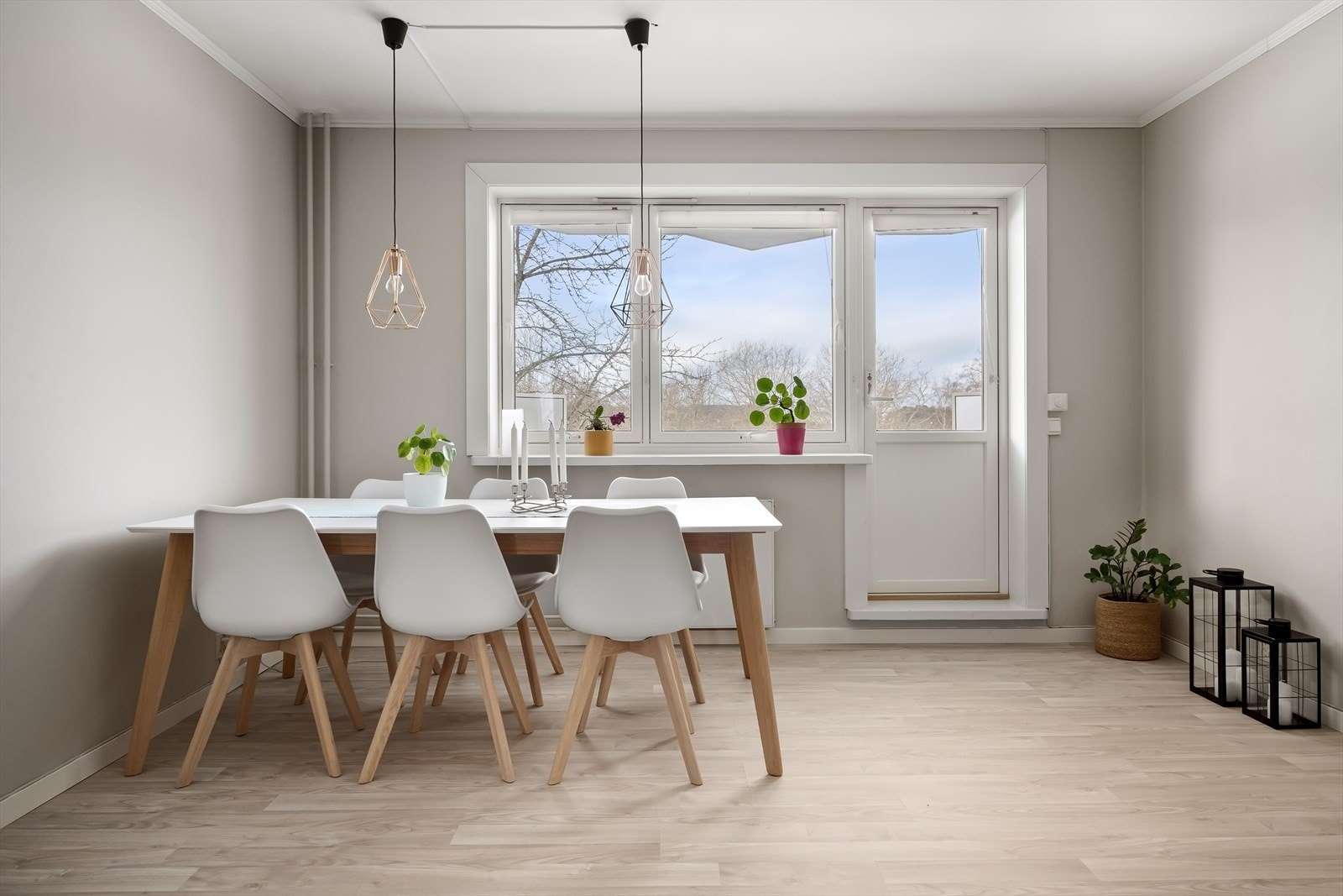 - Stuen ble nymalt og fikk nytt gulv i 2025 - Galleribilde