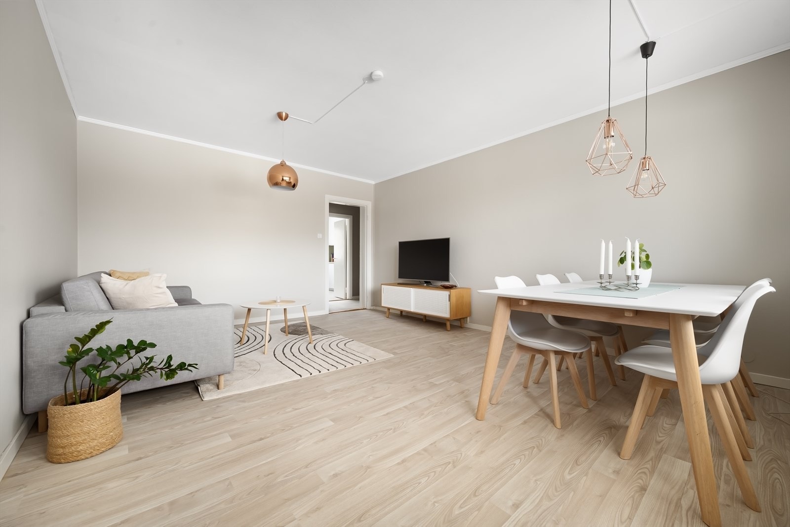 - Stuen har en svært god planløsning som gir rom for både sofagruppe med tilhørende medialøsning og spisebord - Galleribilde