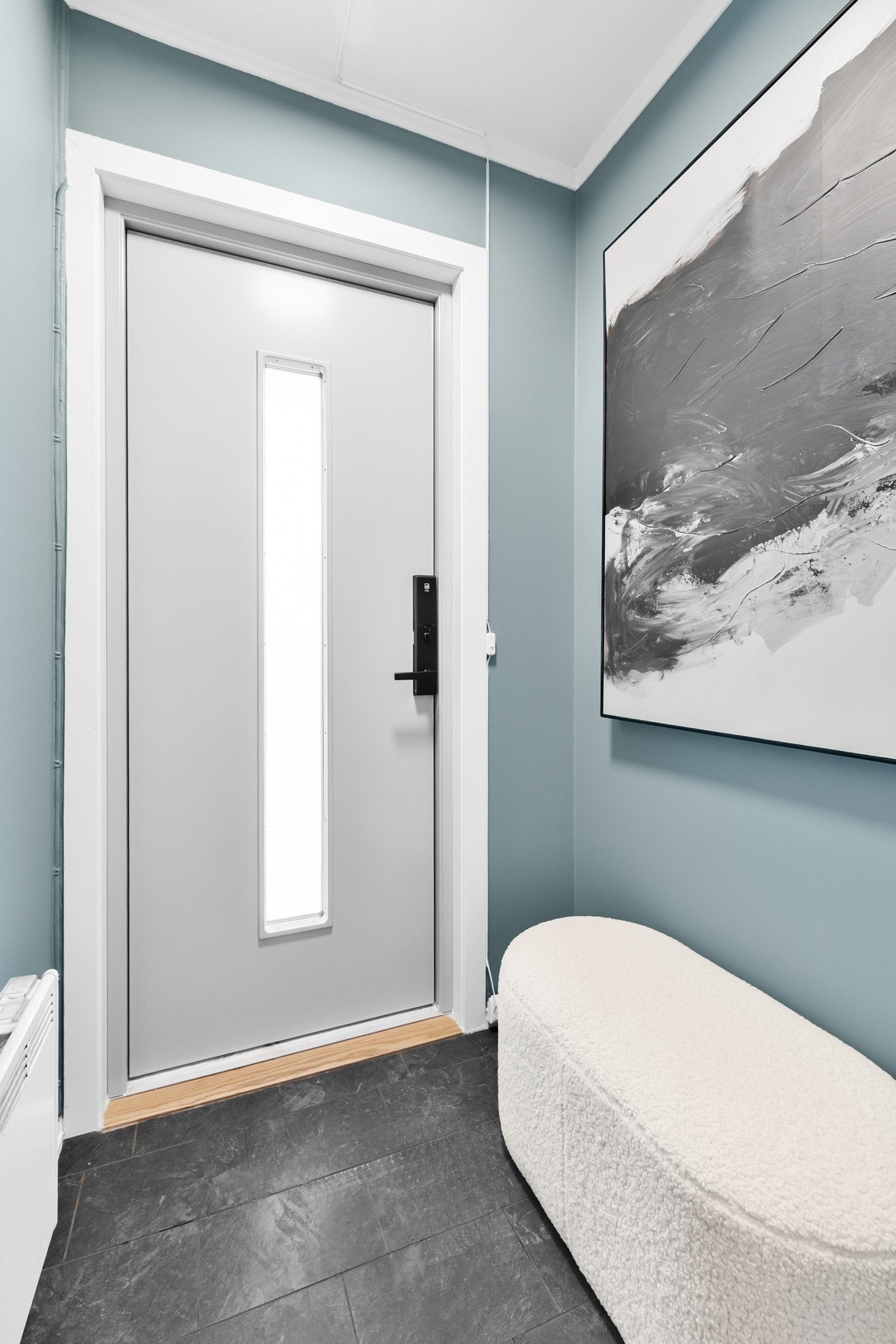 Innbydende entré med god plass til å henge fra seg yttertøy og sko. Galleribilde