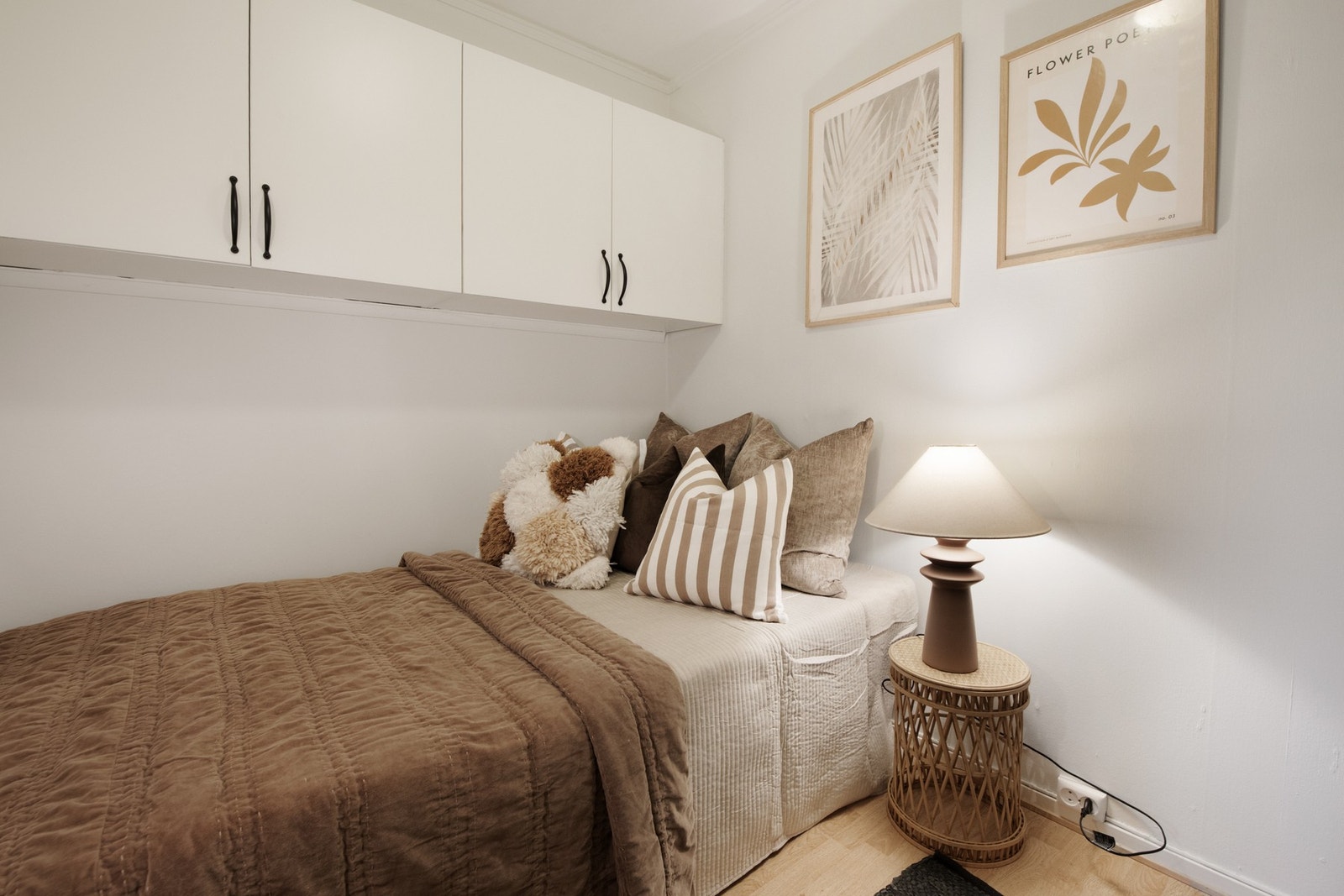 Lys og pen alkove med god plass til dobbeltseng og nattbord. Galleribilde