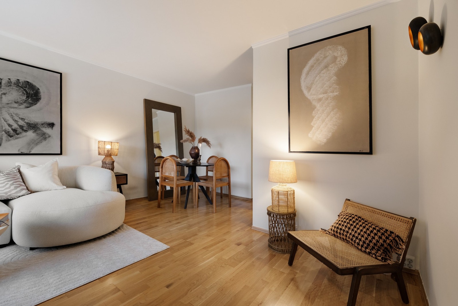 Det er god plass til sofagruppe, spisebord og annet møblement. Galleribilde