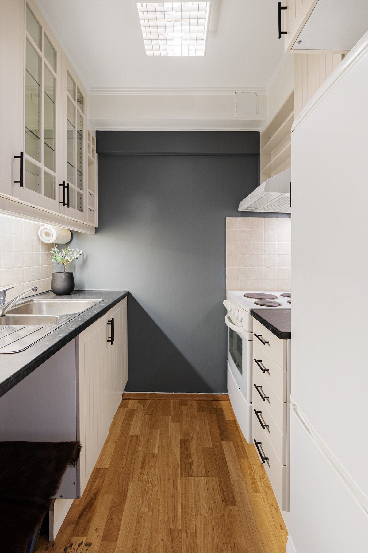 IKEA kjøkkeninnredning med profilerte fronter og laminat benkeplate. Galleribilde