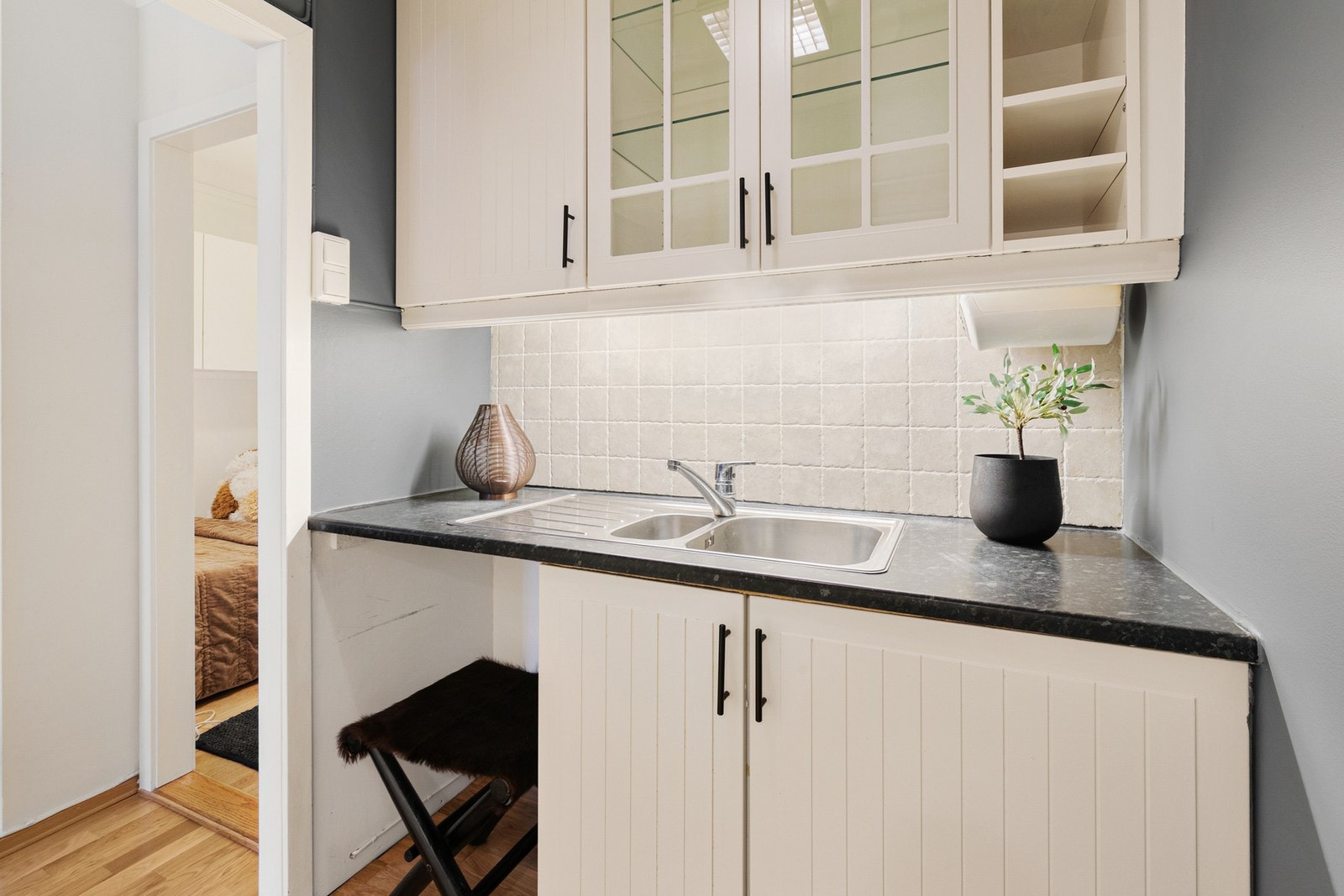 Kjøkken utstyrt med oppvaskkum og frittstående hvitevarer bestående av kjøl/fryseskap og komfyr, samt opplegg for oppvaskmaskin. Galleribilde