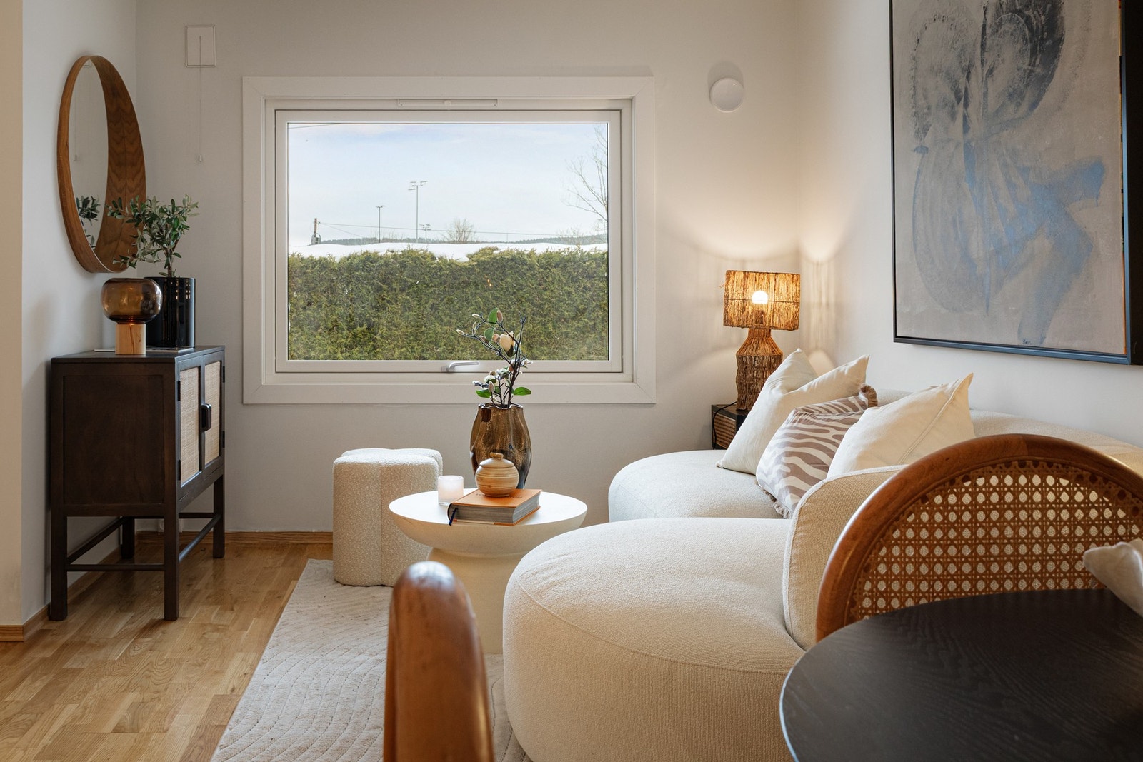 Fra stuen kan du nyte rolige stunder med utsikt mot grønne og fredelige omgivelser. Galleribilde