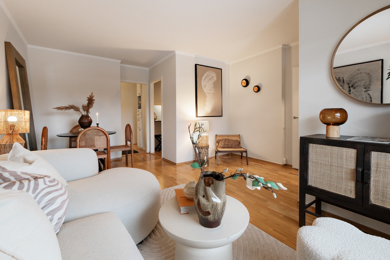 Stuen fremstår som lys og romslig med laminatgulv og store vindusflater som slipper inn rikelig med dagslys. Galleribilde