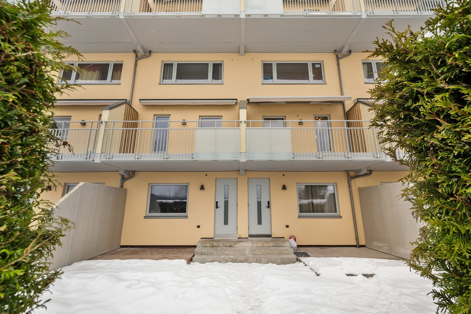 Ved inngangspartiet er det etablert en sørvestvendt platting på ca. 9 m², beliggende på terreng. Galleribilde