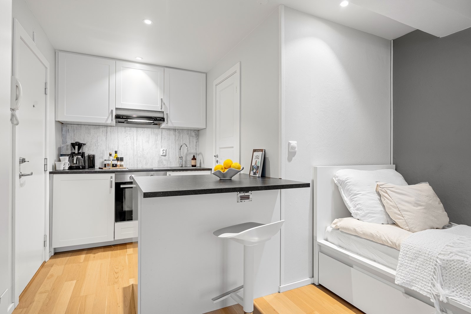 Åpen stue- og kjøkkenløsning som skaper en sosial sone Galleribilde