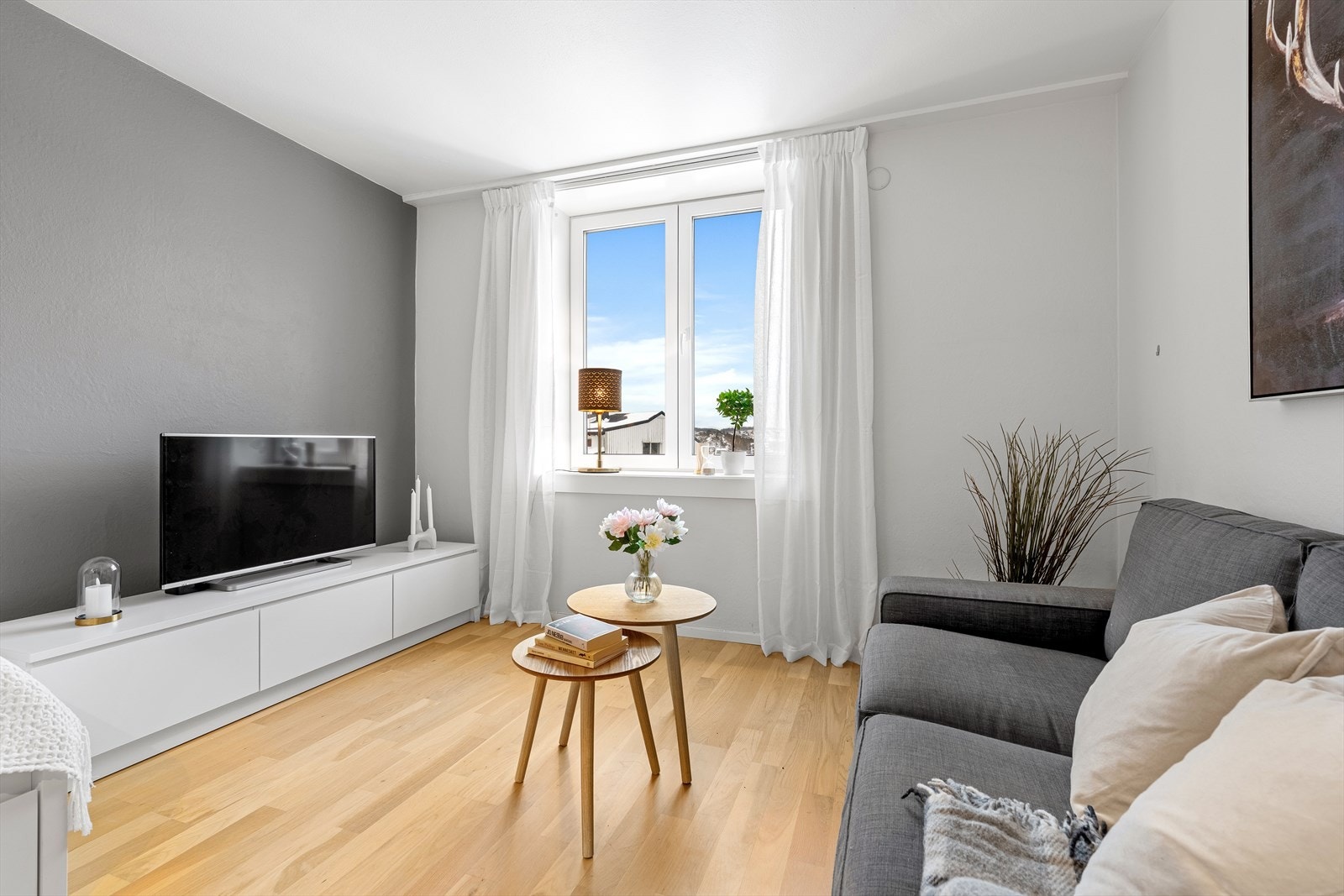 I stuen er det plass til sofa med tilhørende bord og TV-seksjon Galleribilde