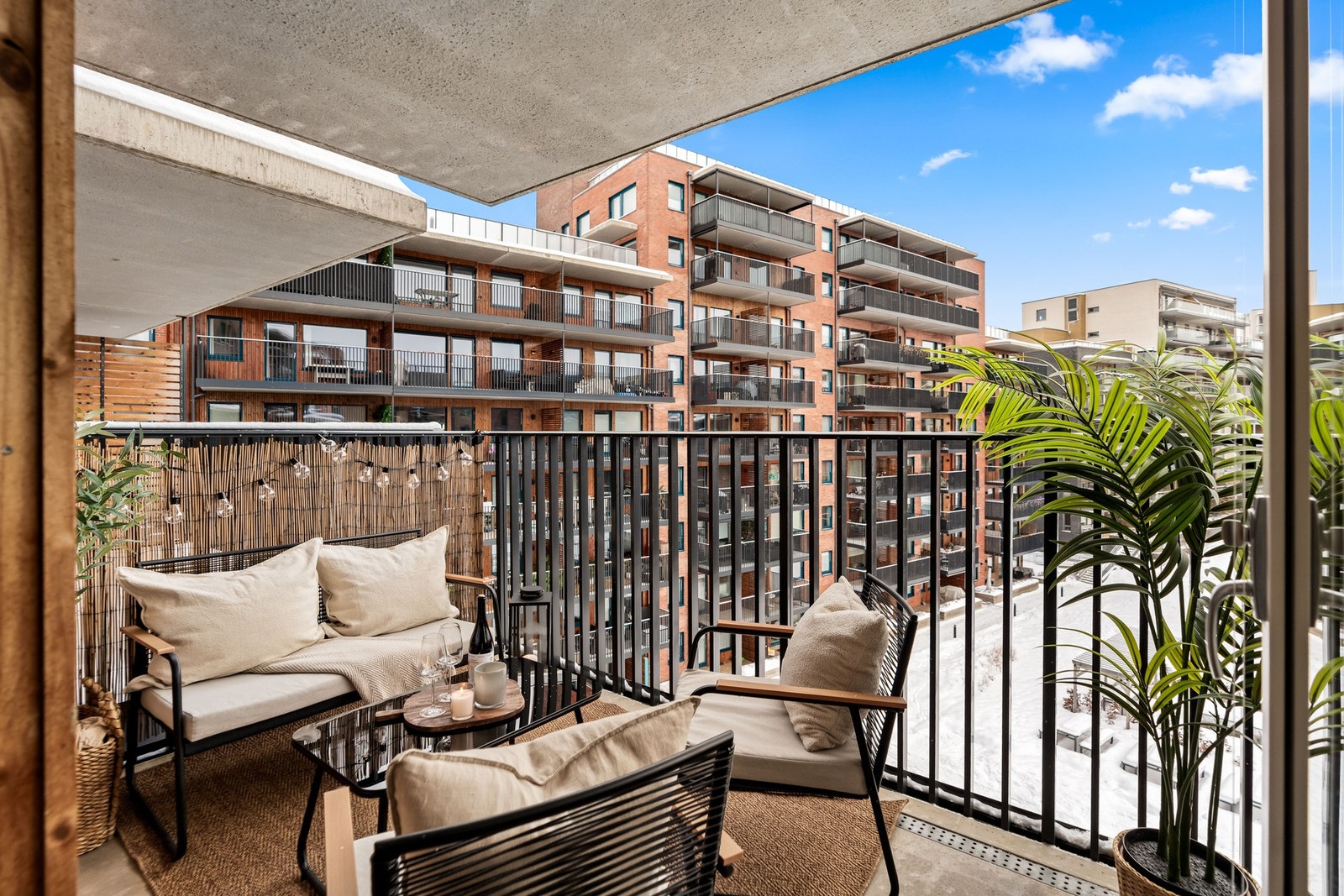 En lys og arealeffektiv 1-roms med lave felleskostnader og mer forutsigbare boutgifter. Boligen holder en meget god standard med bare TG1! Galleribilde