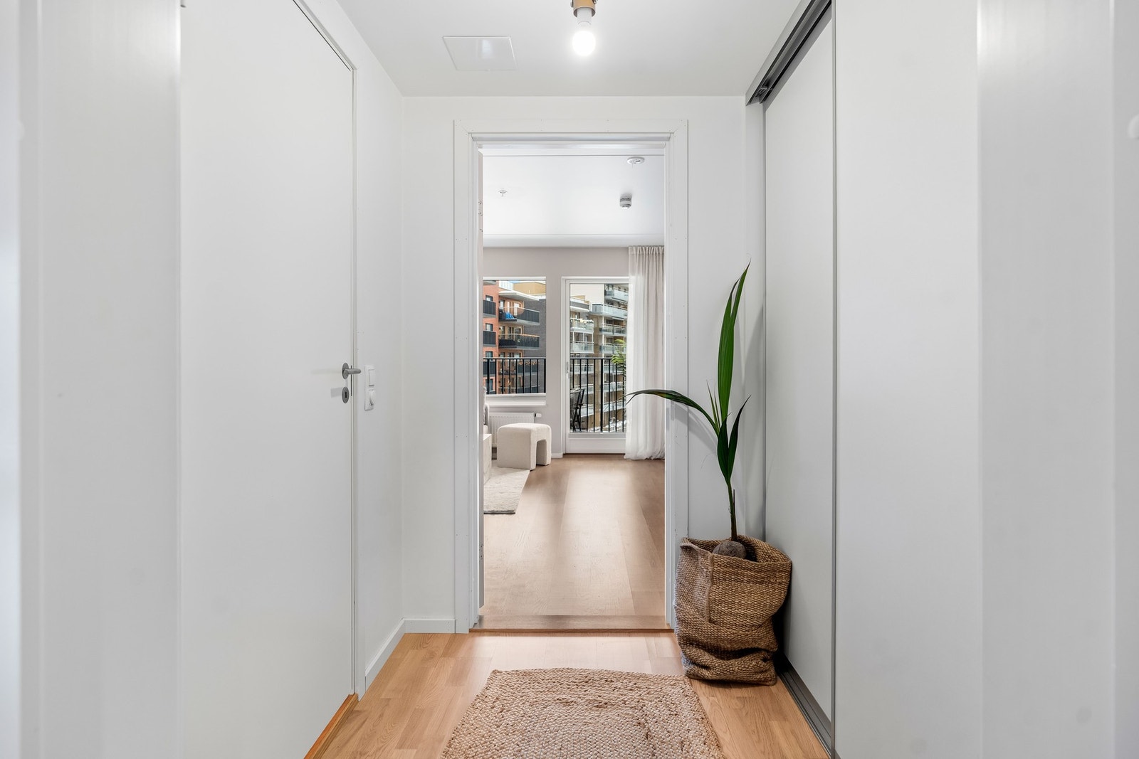 Det er god plass til oppbevaring av klær, sko og tilbehør i skyvedørsgarderoben. Galleribilde