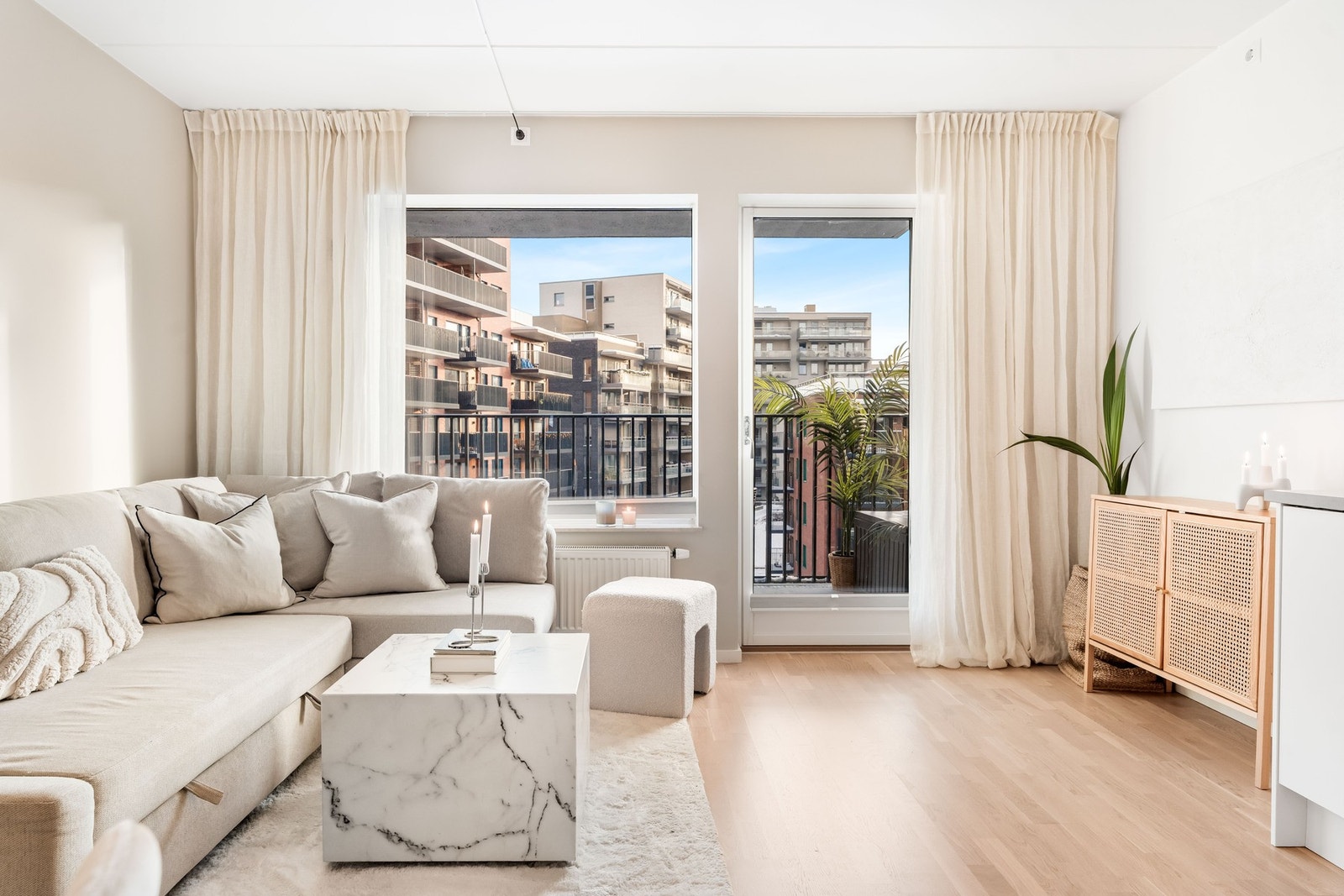 Det er god plass til møblering av sovesofa, sofabord og mediemøblement. Galleribilde