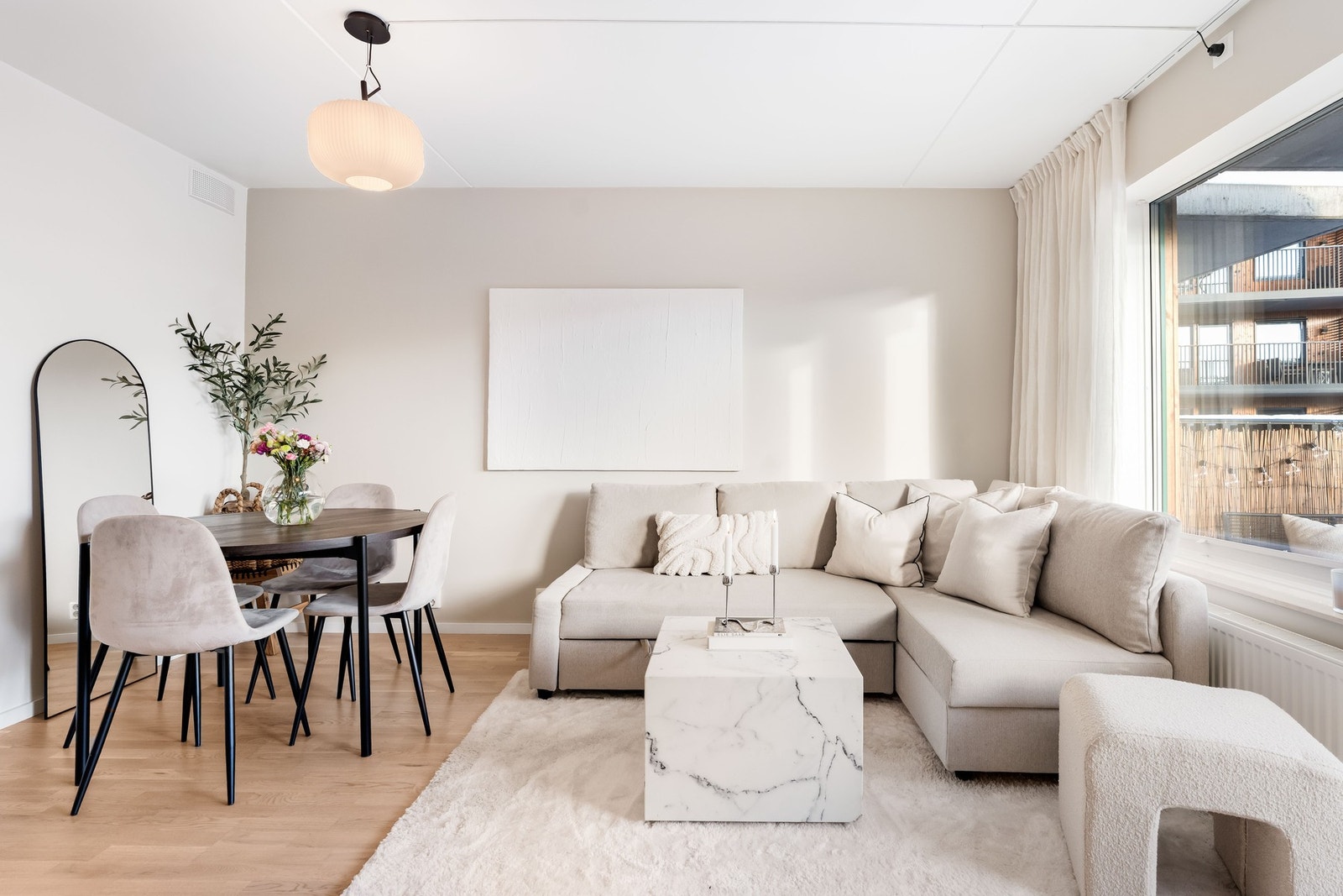 Videre er det plass til en hyggelig spisegruppe. Galleribilde