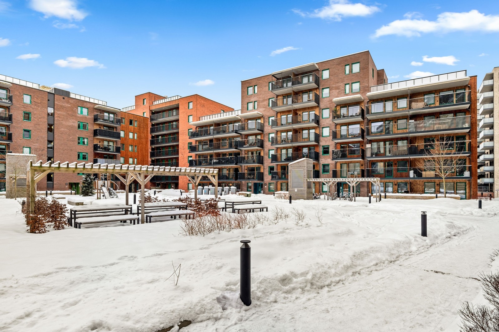 Leiligheten ligger sentralt i et nyetablert boligområde på Lørenskog. Her bor du høyt i 5.etasje. Galleribilde