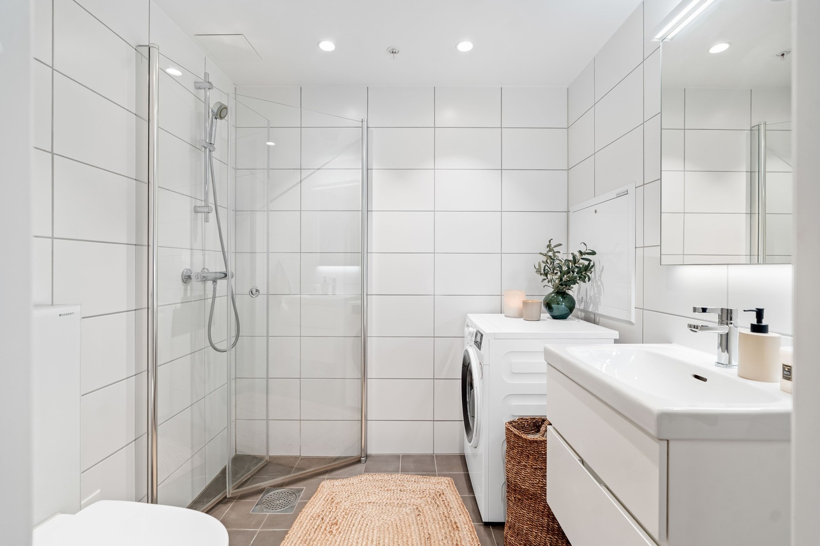 Pent flislagt bad fra byggeår med en behagelig varme i gulvet. Galleribilde