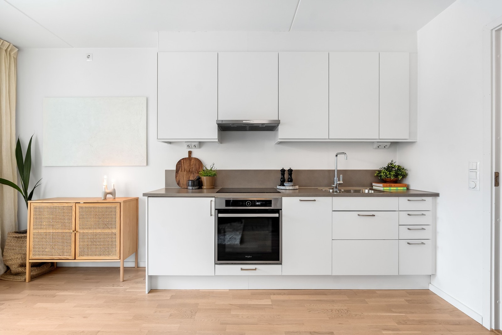 Kjøkkenet har integrerte hvitevarer som kjøleskap, oppvaskmaskin, komfyr og nedfelt platetopp. Galleribilde