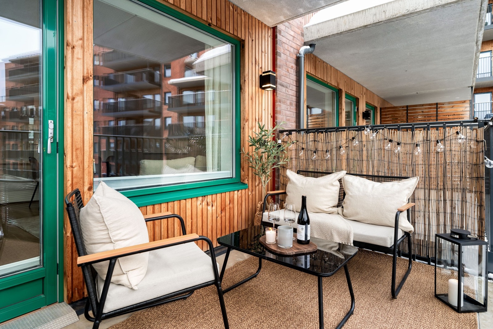 Balkongen gir rom for hagemøbler, planter og grill. Galleribilde