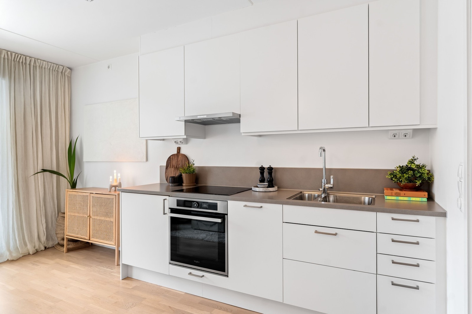 Det er avtrekk via sentralt avtrekksanlegg i bygget. Galleribilde