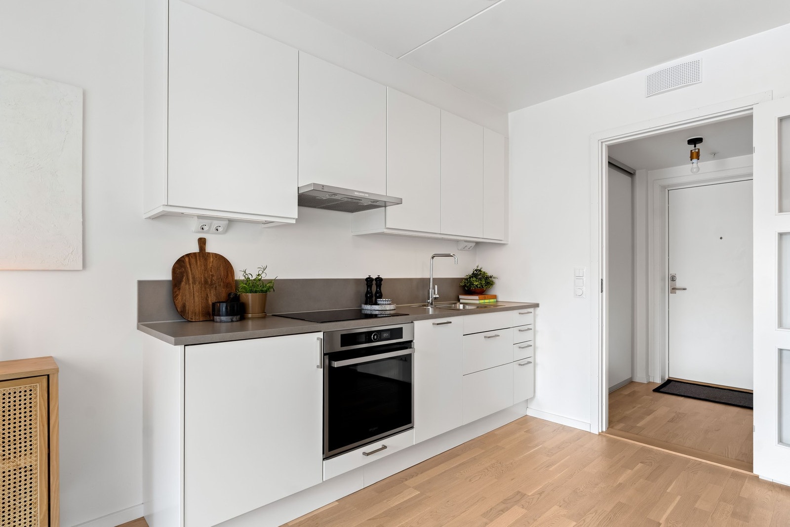 Kjøkkeninnredningen består av glatte fronter med en benkeplate av laminat. Galleribilde