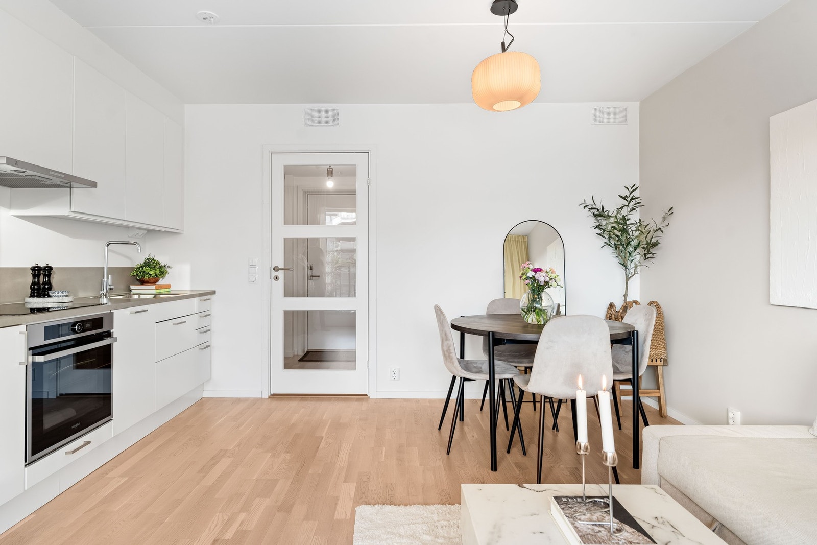 Åpen stue- og kjøkkenløsning skaper en luftig og sosial atmosfære. Galleribilde