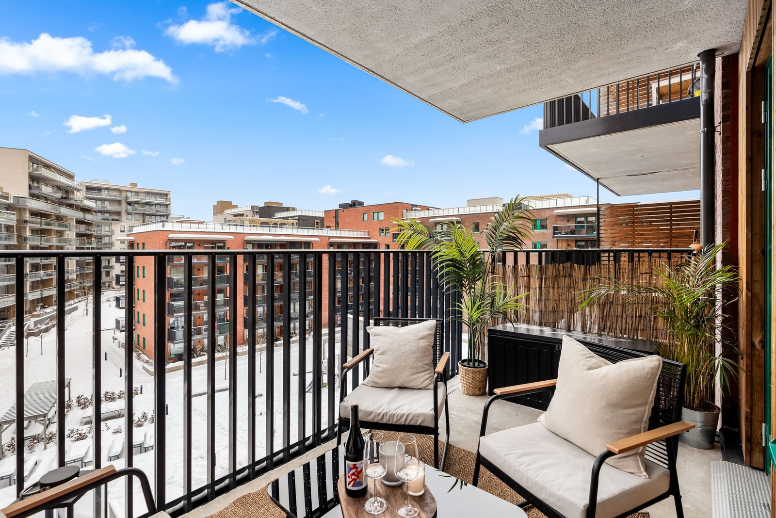 Leiligheten er høyt beliggende som gir et åpent og luftig utsyn over fellesarealet. Galleribilde