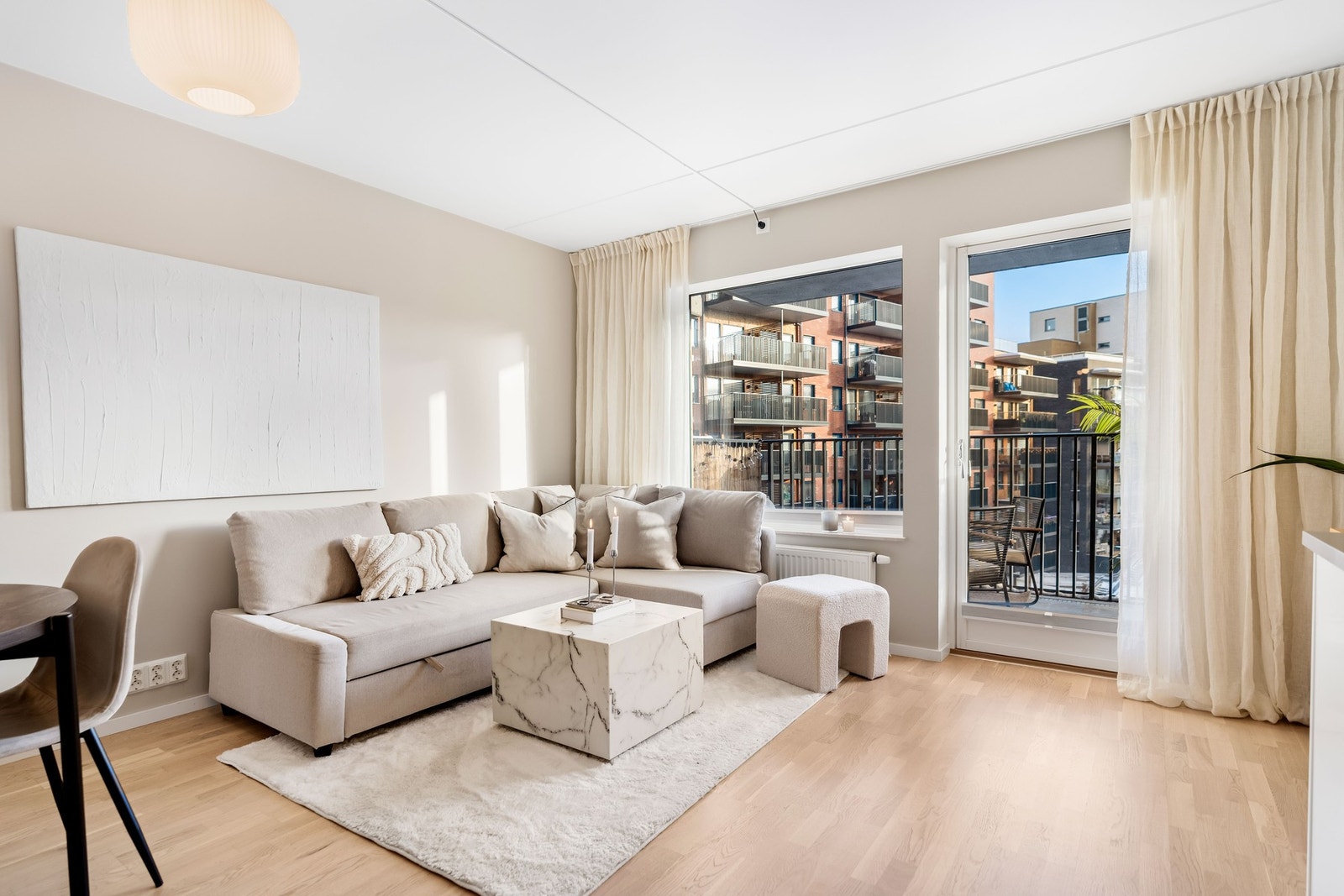 Vi tar turen inn igjen fra balkongen og kommer direkte inn i stuen med åpen kjøkkenløsning. Galleribilde