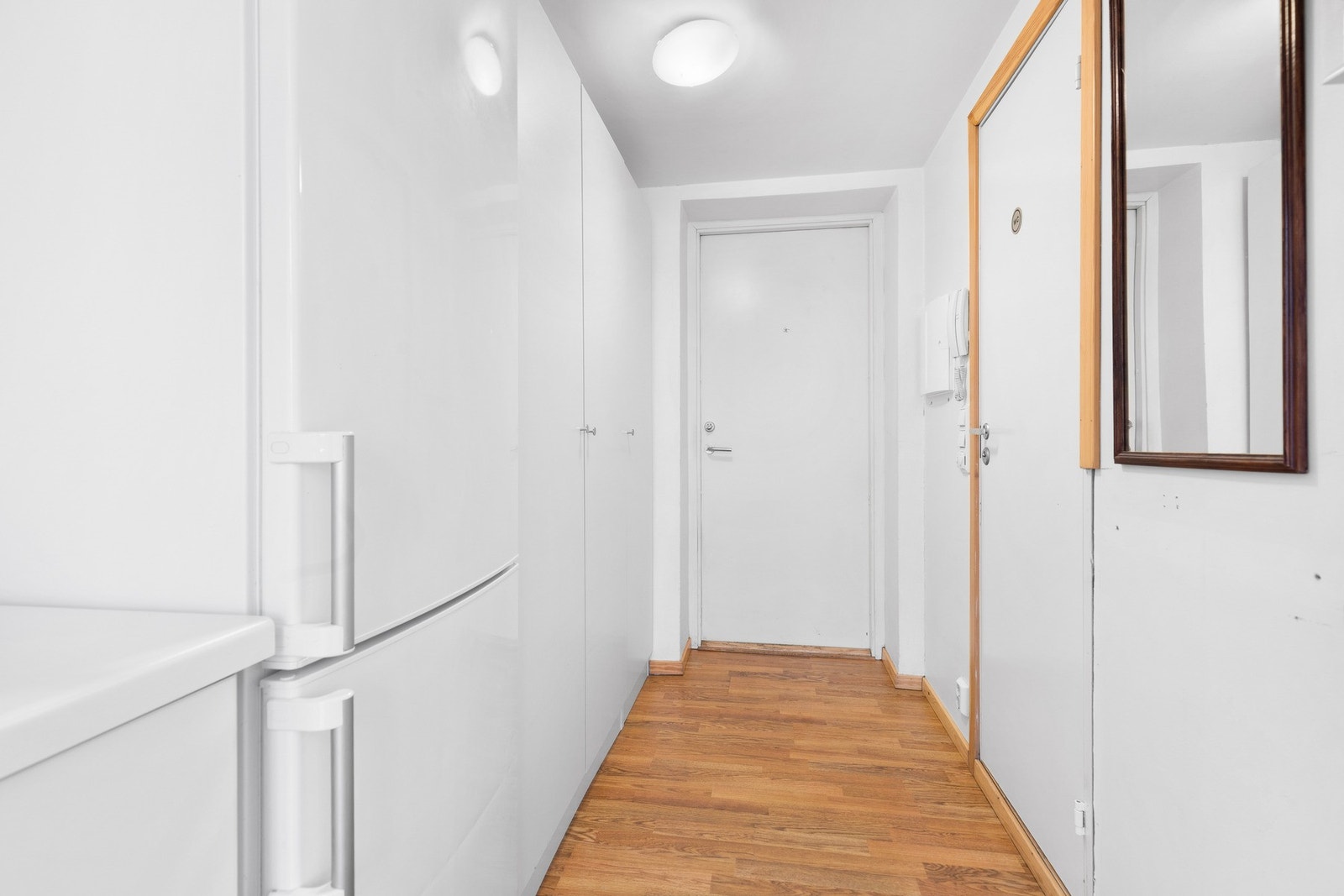 Entréen er lys og funksjonell med plass til oppheng av yttertøy og sko. Galleribilde