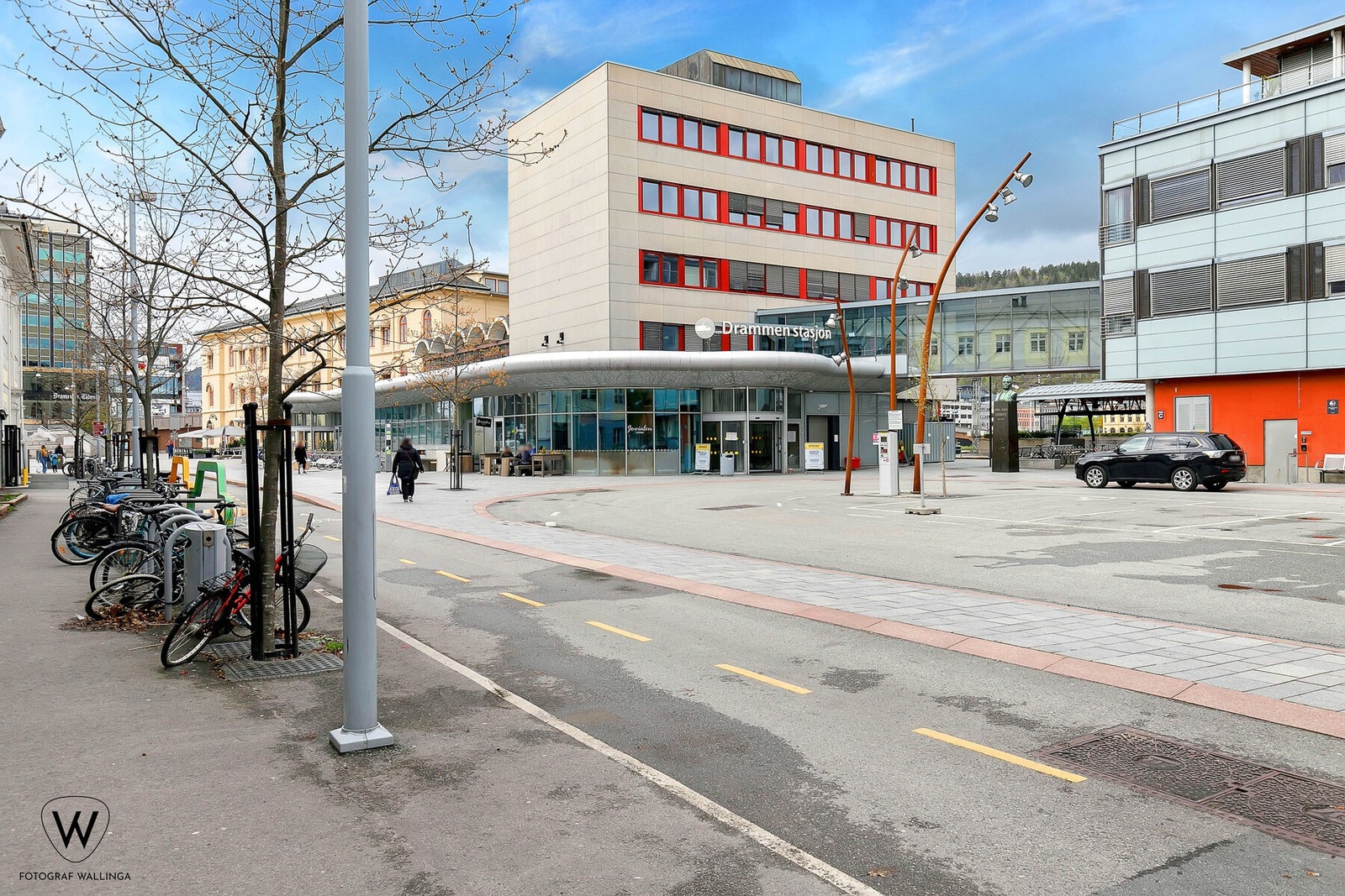 Drammen togstasjon er rett utenfor døra. Galleribilde