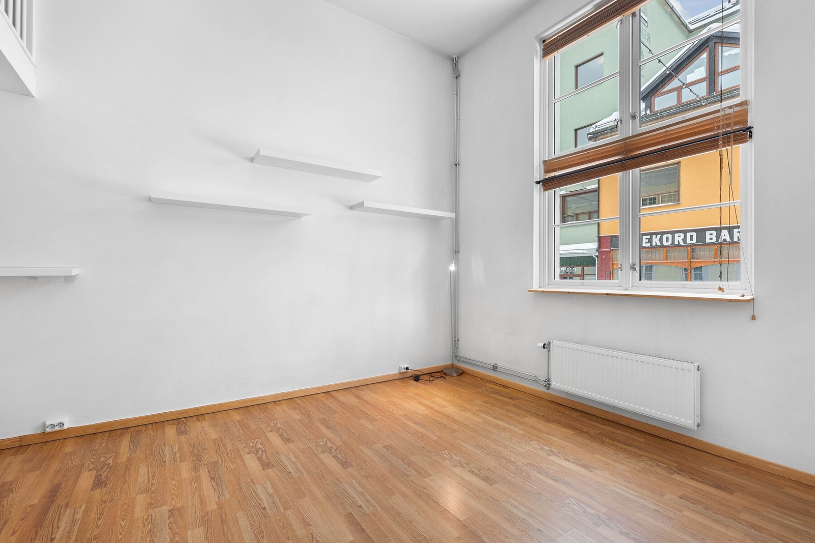 Lys og luftig stue med imponerende takhøyde. Galleribilde