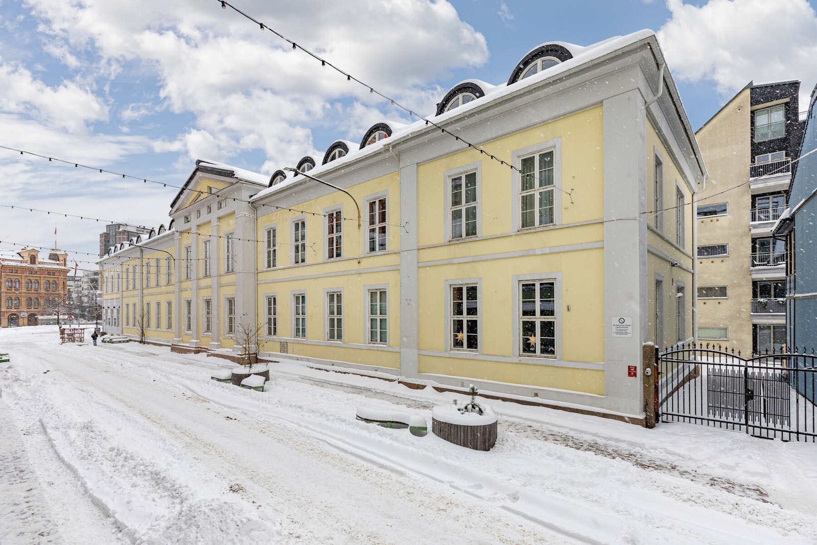 Leiligheten ligger sentralt og attraktivt til på Strømsø i Drammen. Jernbanestasjonen er lokalisert rett utenfor døra, og det tar få minutter å gå til Marienlyst og Strømsø torg. Galleribilde
