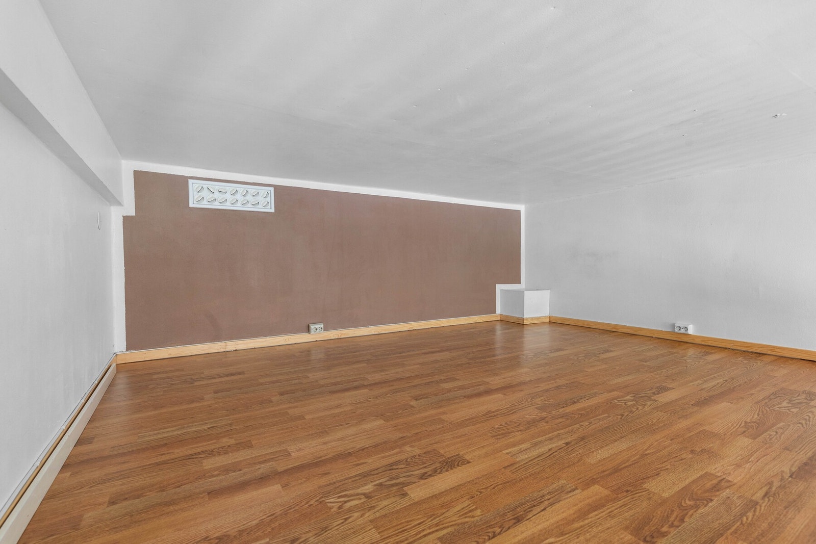 God plass til dobbeltseng på hemsen. Galleribilde