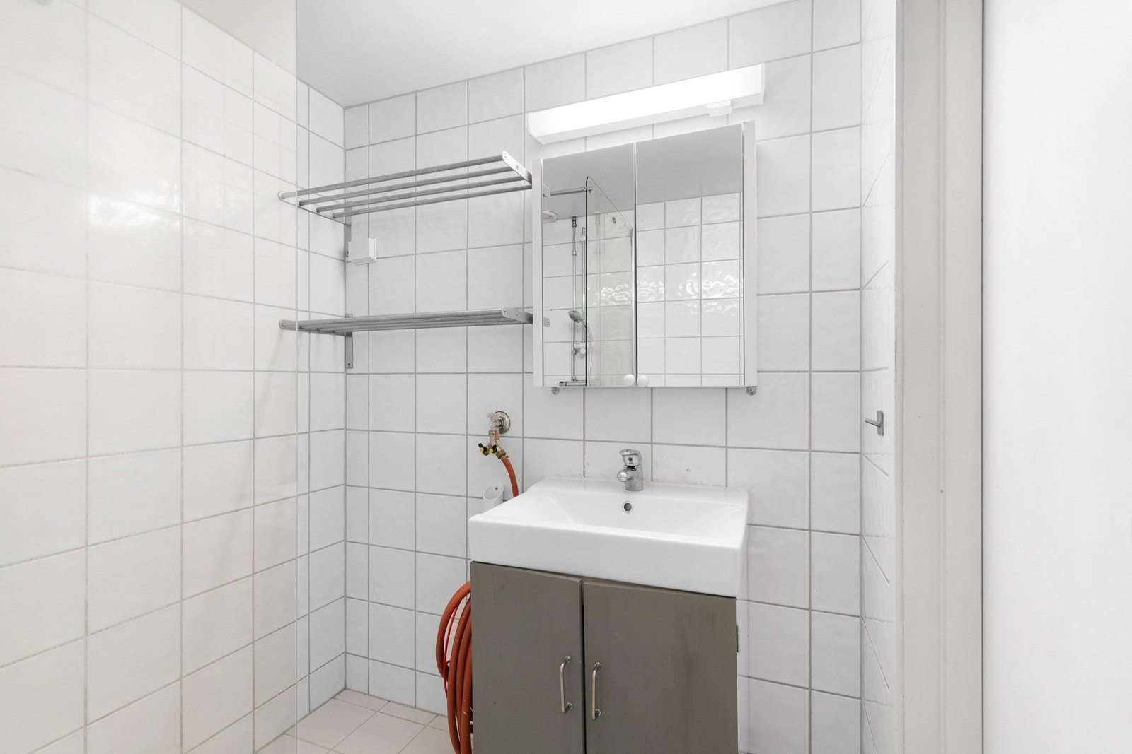 Den øvrige innredningen består av et servantskap og et speil med tilhørende belysning. Galleribilde