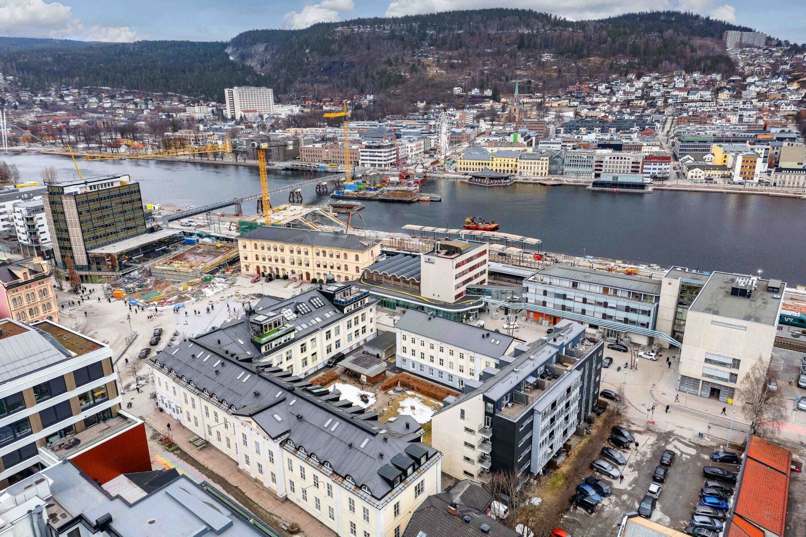 Rett utenfor døra har man også tilgang på et rikt utvalg butikker, en rekke barer og et godt kollektivtilbud Galleribilde