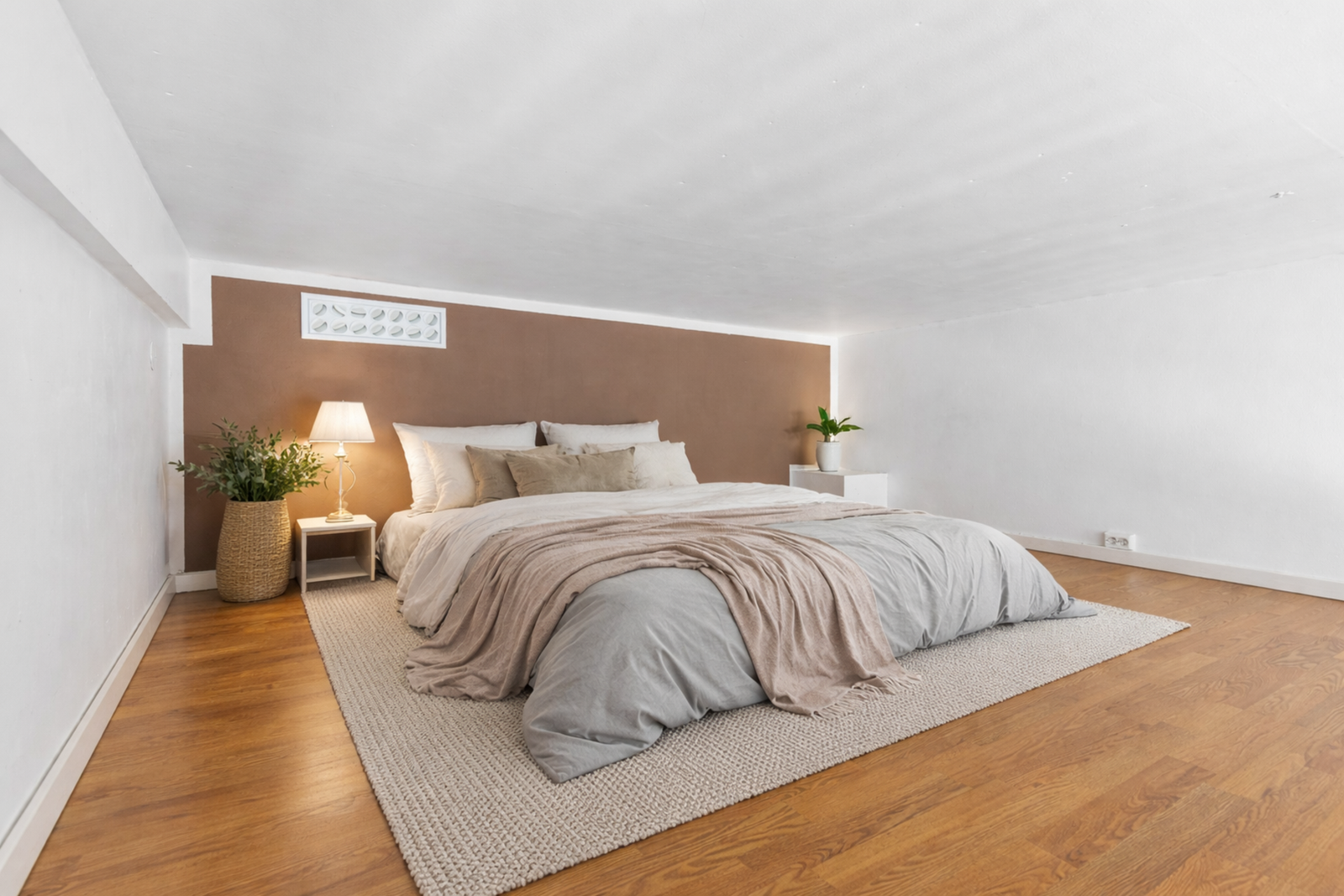 Hemsen gir ekstra rom for både soveplass og lagring, og utnytter takhøyden på en smart måte. (Digitalt stylet) Galleribilde