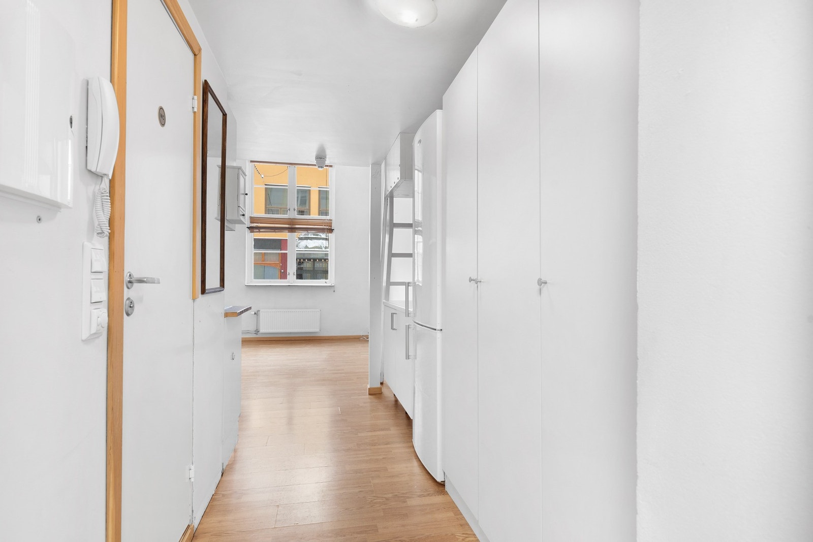 Praktisk entré med parkettgulv som gir et godt førsteinntrykk. Galleribilde