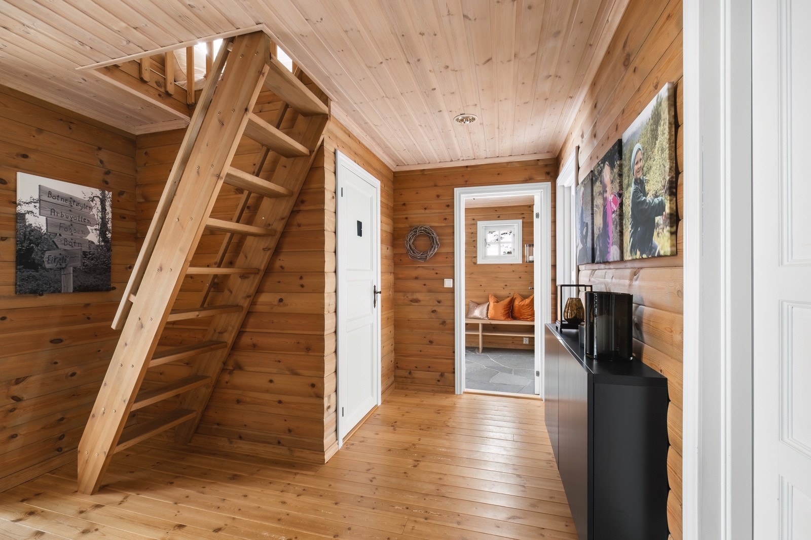 Gang med trapp opp til loft. Galleribilde