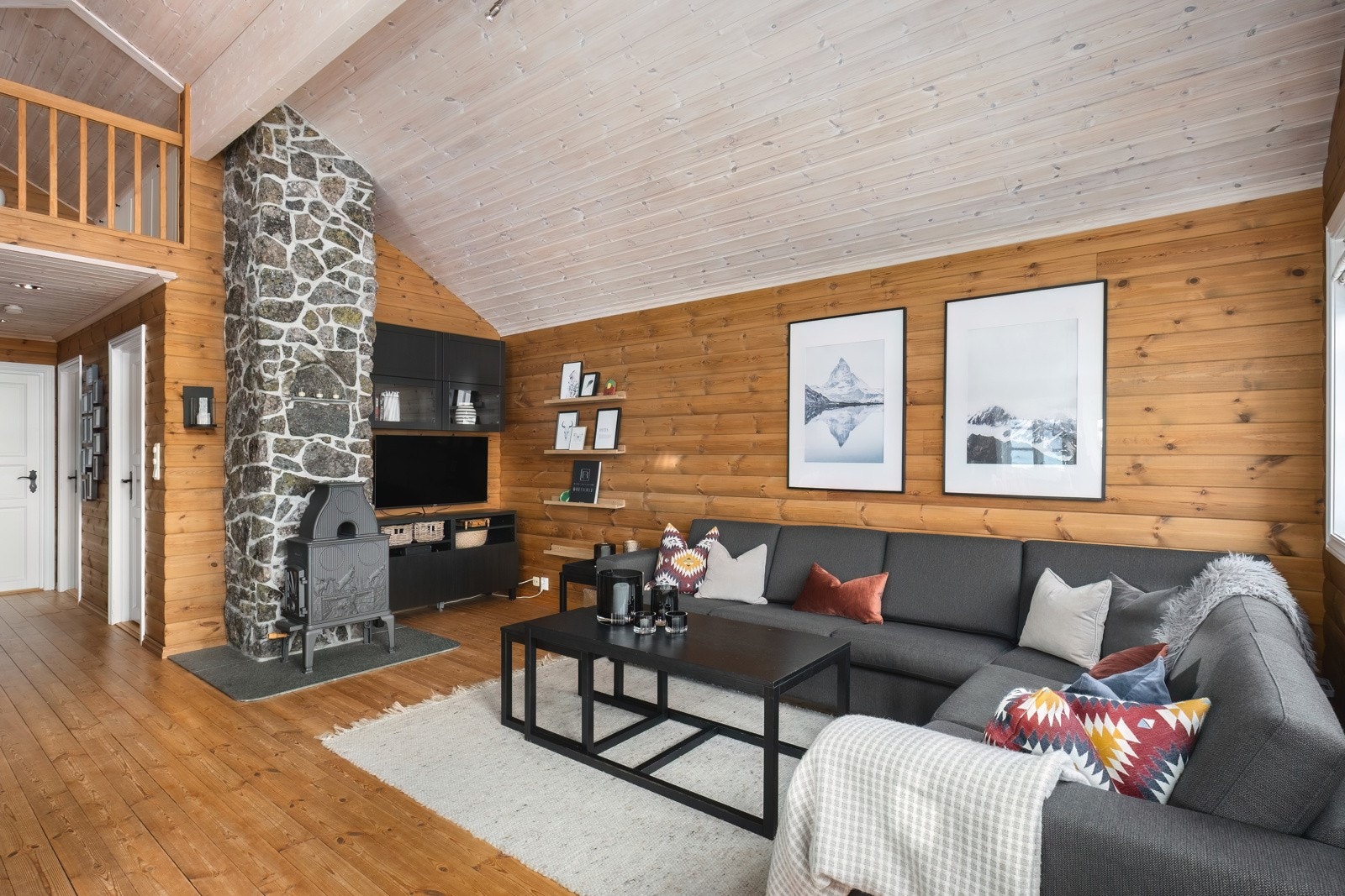 Stue med vedovn. Galleribilde