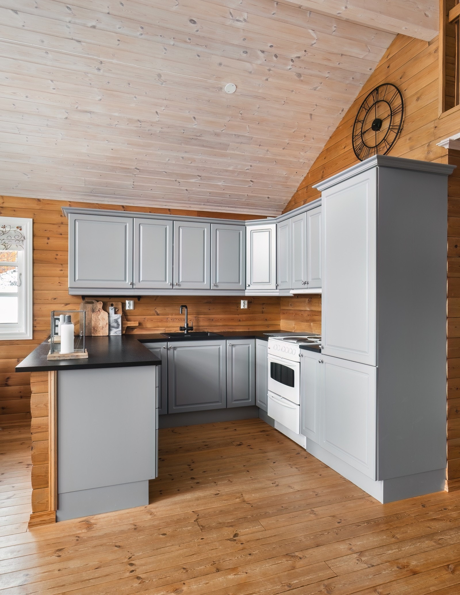 Kjøkken har profilerte fronter og laminat benkeplate. Galleribilde